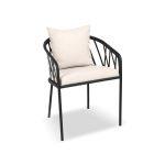 كرسي معدني أسود مع وسائد قماشية كريمية على مقعده ومسنده